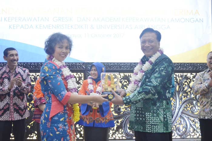 Bupati Gresik Sambari bersama Sylvia Supartiningsih selaku Kasubdit Penataan Kelembagaan Kemenristekdikti saat MoU merger Akper Gresik dengan Unair. foto: SYUHUD/ BANGSAONLINE