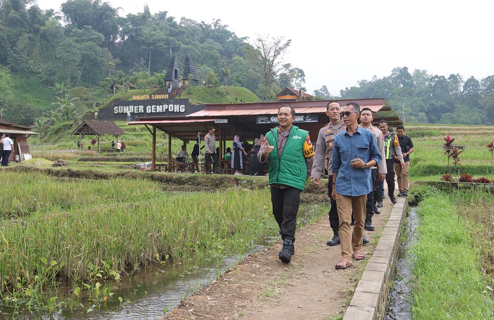 Kapolres Mojokerto AKBP Andi Yudha Pranata didampingi jajaran saat meninjau Wisata Sumber Gempong.