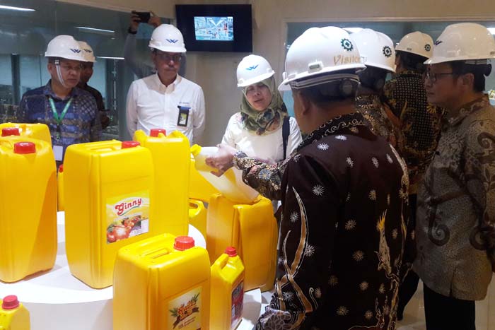 Rombongan Komisi VII DPR RI saat melihat produk yang dihasilkan PT. WNI. foto: SYUHUD/ BANGSAONLINE