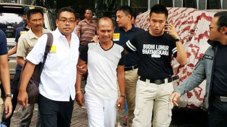 Daeng Aziz saat ditangkap di kos-kosannya. foto: dtc