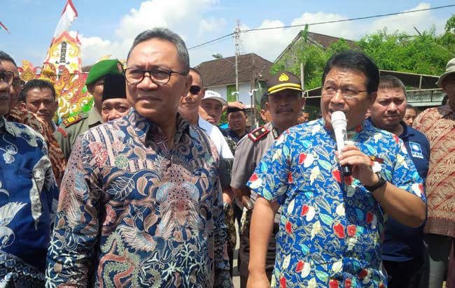 Kang Yoto (kanan) dan Zulkifli Hasan (tengah).