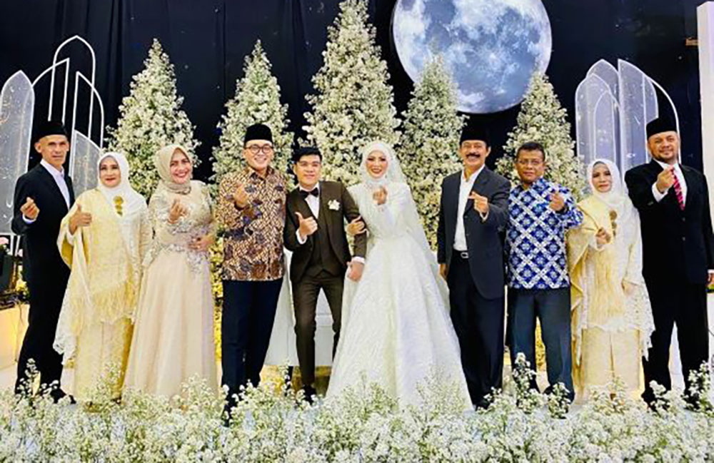 Resepsi pernikahan Sukma yang dihadiri Bupati Pamekasan Baddruttaman, Wakil Bupati Fatah Jasin dan tokoh Pamekasan lain, di samping Menko Polhukam Mahfud MD. Foto: dok. keluarga