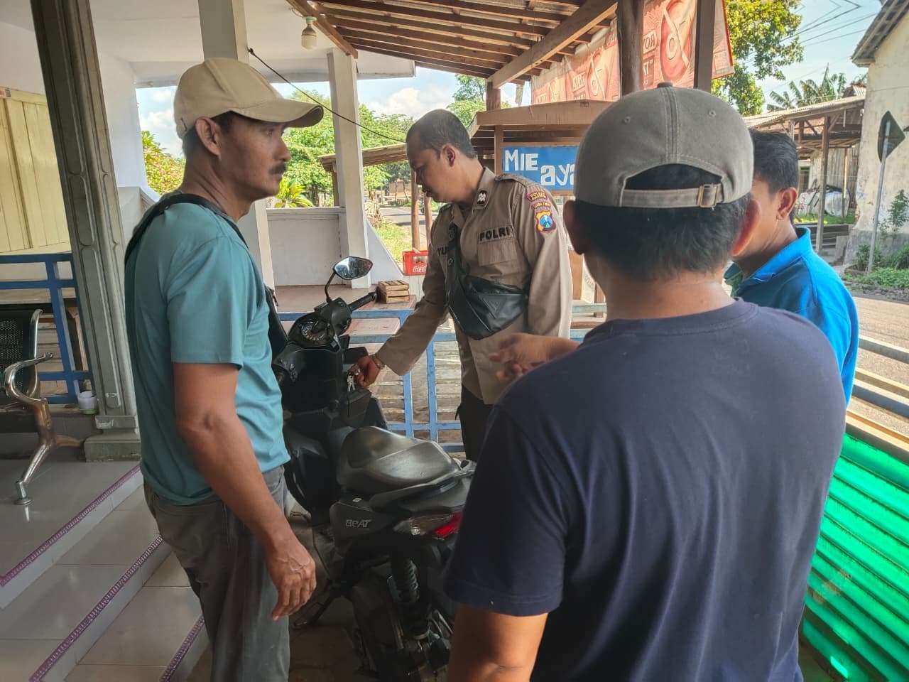 Polisi saat mendatangi pemilik motor yang berhasil gagalkan aksi pencurian