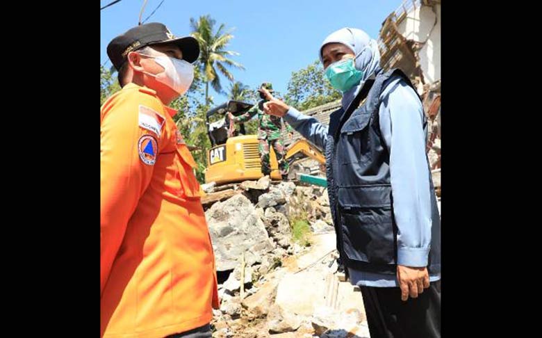 Gubernur Khofifah Naik Motor 4 Km, Tinjau Korban Gempa di Lumajang