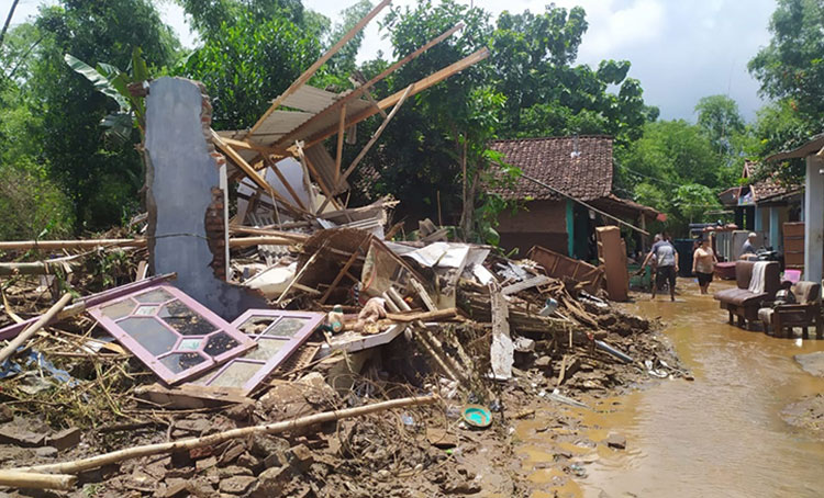 Kondisi rumah warga pasca-diterjang banjir bandang. (foto: AAN AMRULLOH/ BANGSAONLINE)