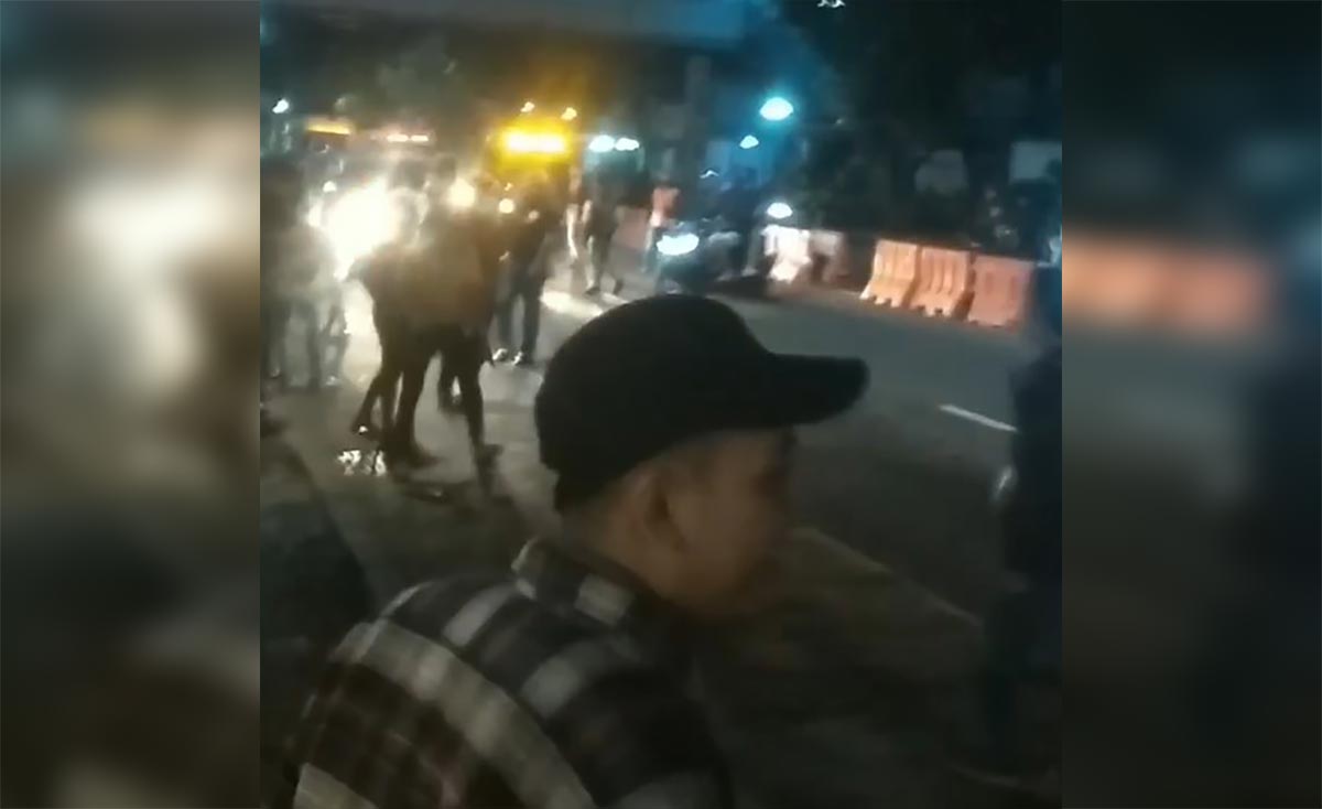 Tangkapan layar saat petugas membubarkan tawuran remaja di depan McD Basrah. 
