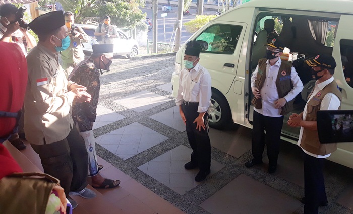Menko PMK, Prof Muhadjir Effendy dan Ketua Gugus Tugas Covid-19 Letjen TNI Doni Monardo menyambangi Kiai Marzuki Mustamar, Ketua PWNU Jatim. foto: DIDI ROSADI/ BANGSAONLINE