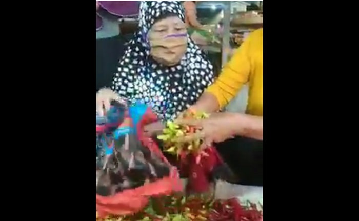 Emak-emak Viral Kepergok Curi Cabai di Pasar Sumberayu Banyuwangi