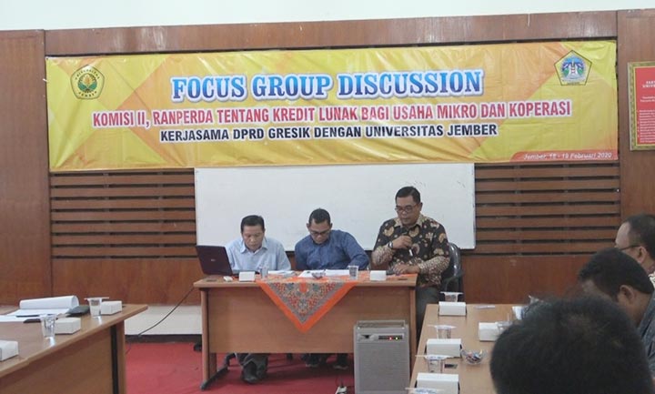 Forum Grup Discussion (FGD) di gedung Pascasarjana Fakultas Hukum Universitas Jember membahas NA - 4 Raperda Inisiatif DPRD Gresik, Selasa (18/2).