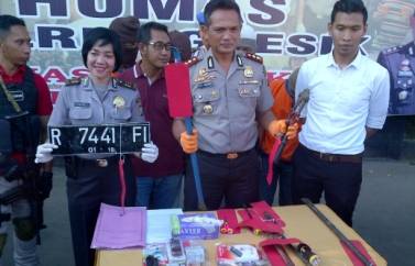 Kapolres Gresik, AKBP Ady Wibowo SIK menunjukkan BB yang dipakai tersangka dalam melakukan aksinya.  (foto: shopii/BANGSAONLINE) 