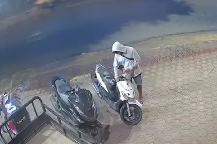 Tangkapan layar CCTV saat pelaku beraksi menggondol motor curian
