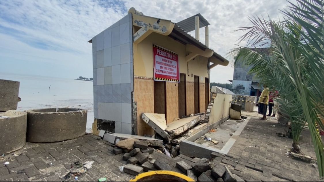 Kondisi MCK yang biasa digunakan warga sehari-hari rusak parah terkena abrasi akibat gelombang tinggi pantai utara Tuban selama sepekan terakhir