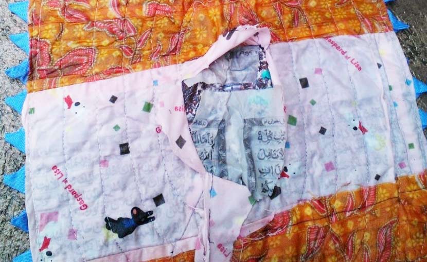 Keset milik Fauzi yang dibeli di Pasar Pusat Sementara Prambanan terdapat lembaran Alquran.