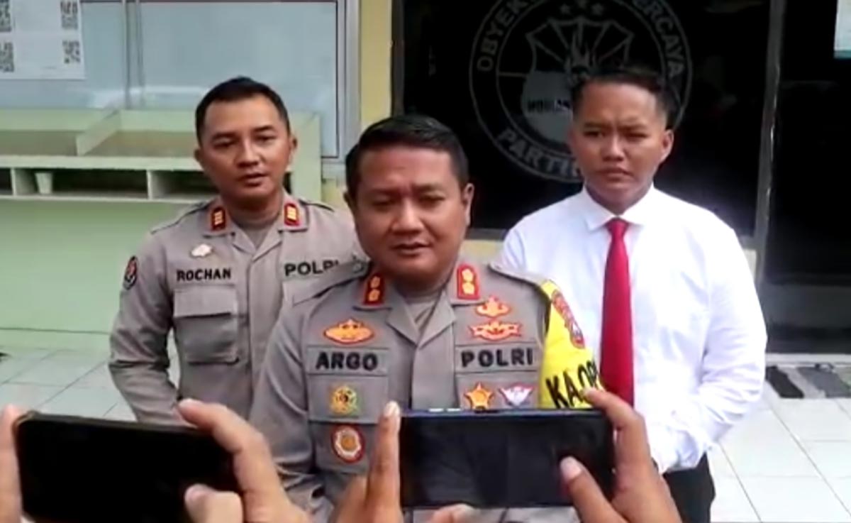 Kapolres Blitar Kota AKBP Argowiyono saat diwawancarai wartawan.