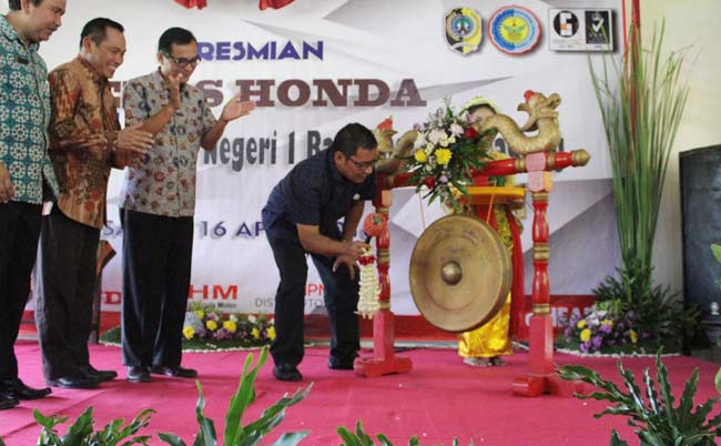 Bupati meresmikan kelas TSM di SMKN 1 Bandung, Tulungagung dengan memukul gong.
