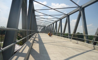 SUDAH DILEWATI. Meski jembatan Padangan-Kasiman belum dioperasikan tetapi sudah dilewati warga sekitar. Foto: Eky Nurhadi/BANGSAONLINE