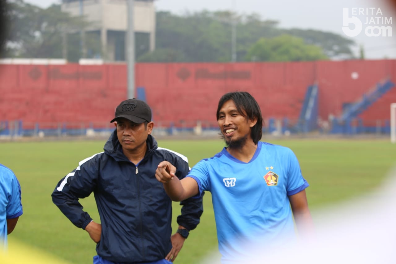 Budi Sudarsono (kaos biru).
