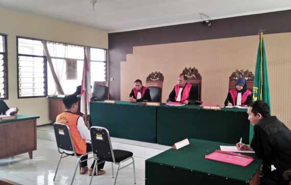 Terdakwa mendengarkan majelis hakim membacakan vonis. foto: GUNAWAN/ BANGSAONLINE