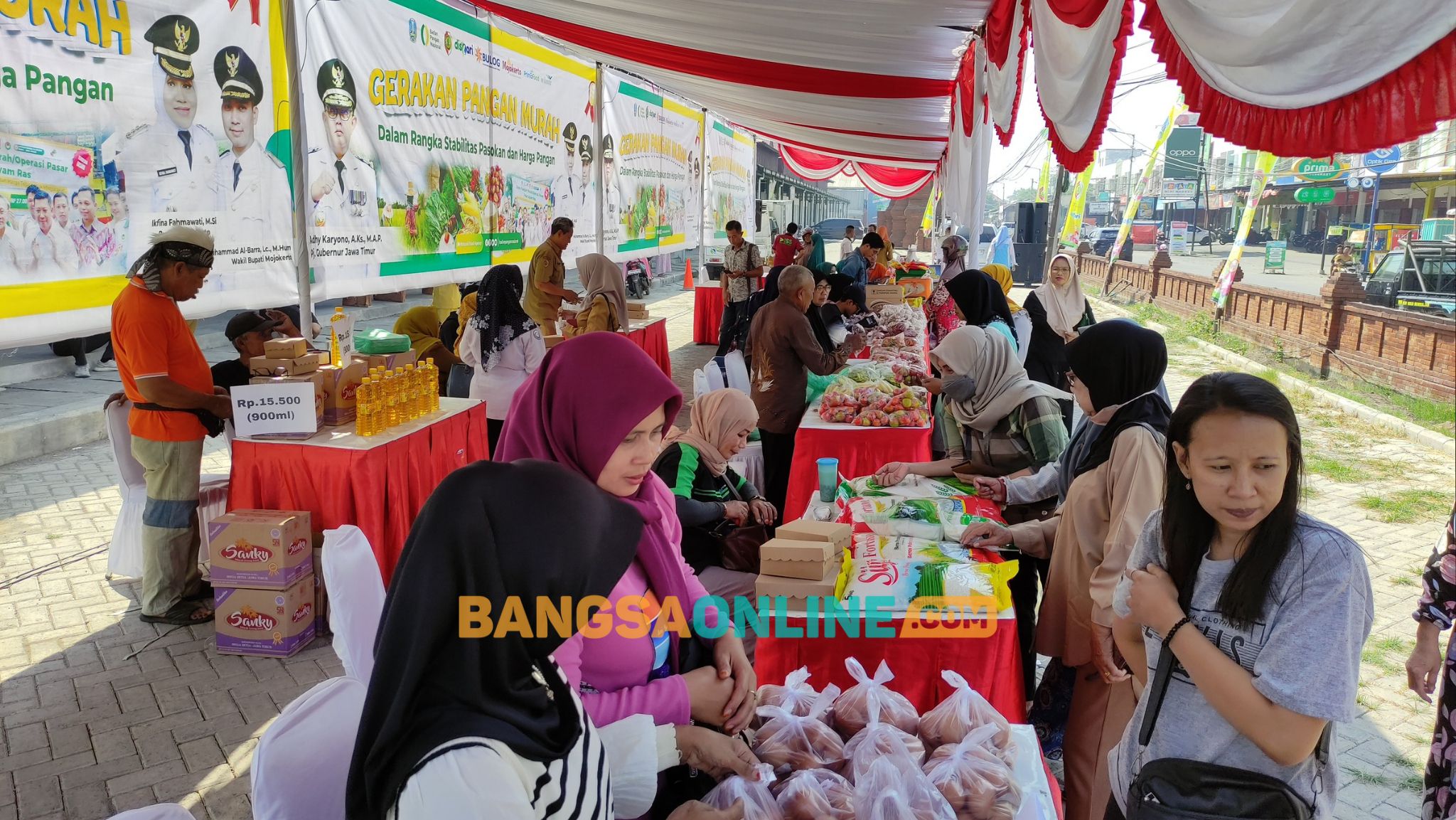 Emak-emak tampak memborong sejumlah komoditas bahan pangan pokok yang dijual di GPP. Foto: Yudi Eko Purnomo/BANGSAONLINE
