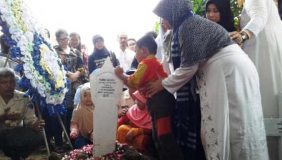 DUKA: Suasana pemakaman pilot Golden Eagle, Letkol Pnb Marda Sarjono di Taman Makam Pahlawan (TMP) Kota Madiun, Senin (21/12). foto: jibi
