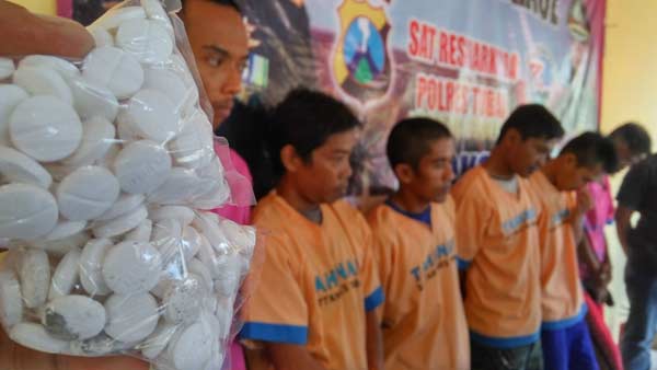 Para pelaku pengedar pil koplo saat diekspos di Mapolres Tuban. foto: suwandi/ BANGSAONLINE