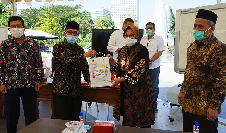 Wali Kota Risma saat menerima kunjungan dari jajaran Pengurus Pondok Pesantren Hidayatullah Surabaya di Taman Surya Balai Kota Surabaya, Kamis (30/7/2020). (foto: ist).