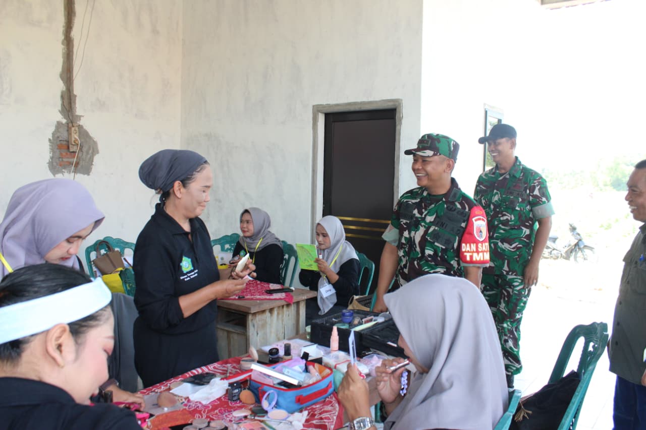 Dansatgas TMMD ke-126 Sidoarjo meninjau pelatihan MUA di Desa Kedondong Tulangan. foto ist
