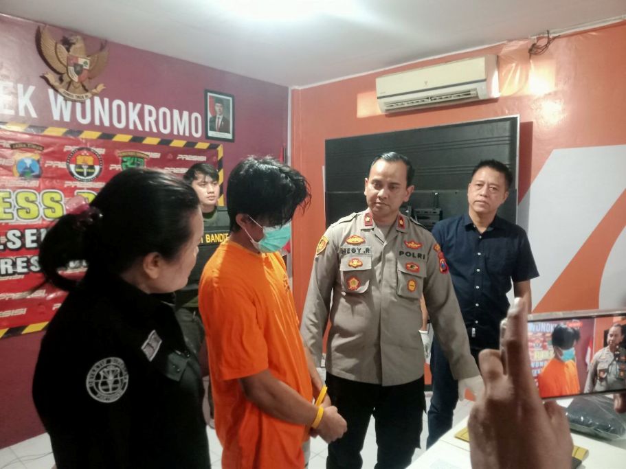 Pelaku saat dihadirkan di konferensi pers Polsek Wonokromo