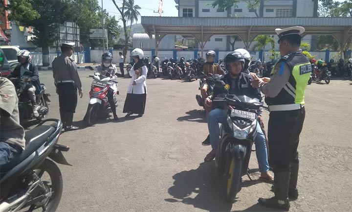 Petugas gabungan saat melakukan giat Operasi Patuh Semeru 2019.