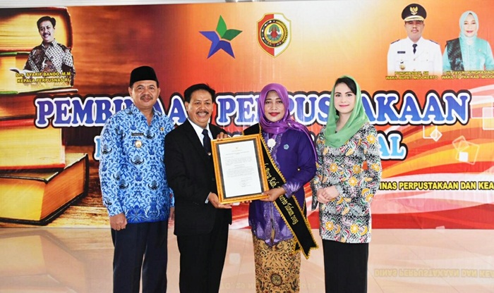 Kepala Perpustakaan Nasional Republik Indonesia Muhammad Syarif Bando bersama Plt. Bupati Pungkasiadi dan Bunda Baca Arumi.
