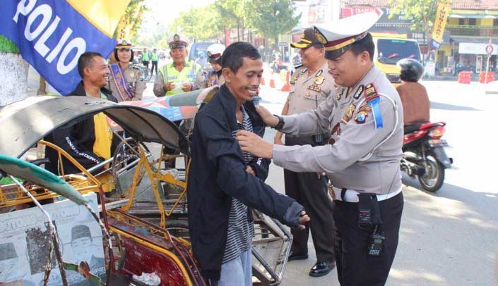 Polisi di Pacitan Bagikan Jaket dan Helm kepada Pengguna Jalan yang Tertib Berlalu Lintas