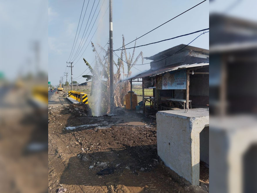 Pipa PDAM Gresik di Desa Legundi, Kecamatan Driyorejo bocor akibat terkena alat berat proyek.