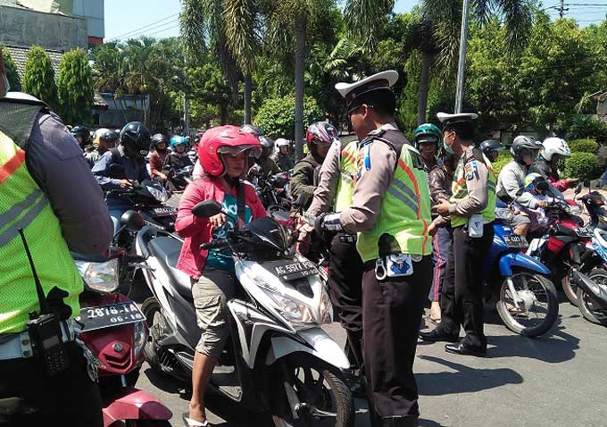 Operasi Patuh yang digelar Polres Blitar Kota. foto: Akina Nur Alana/ BANGSAONLINE