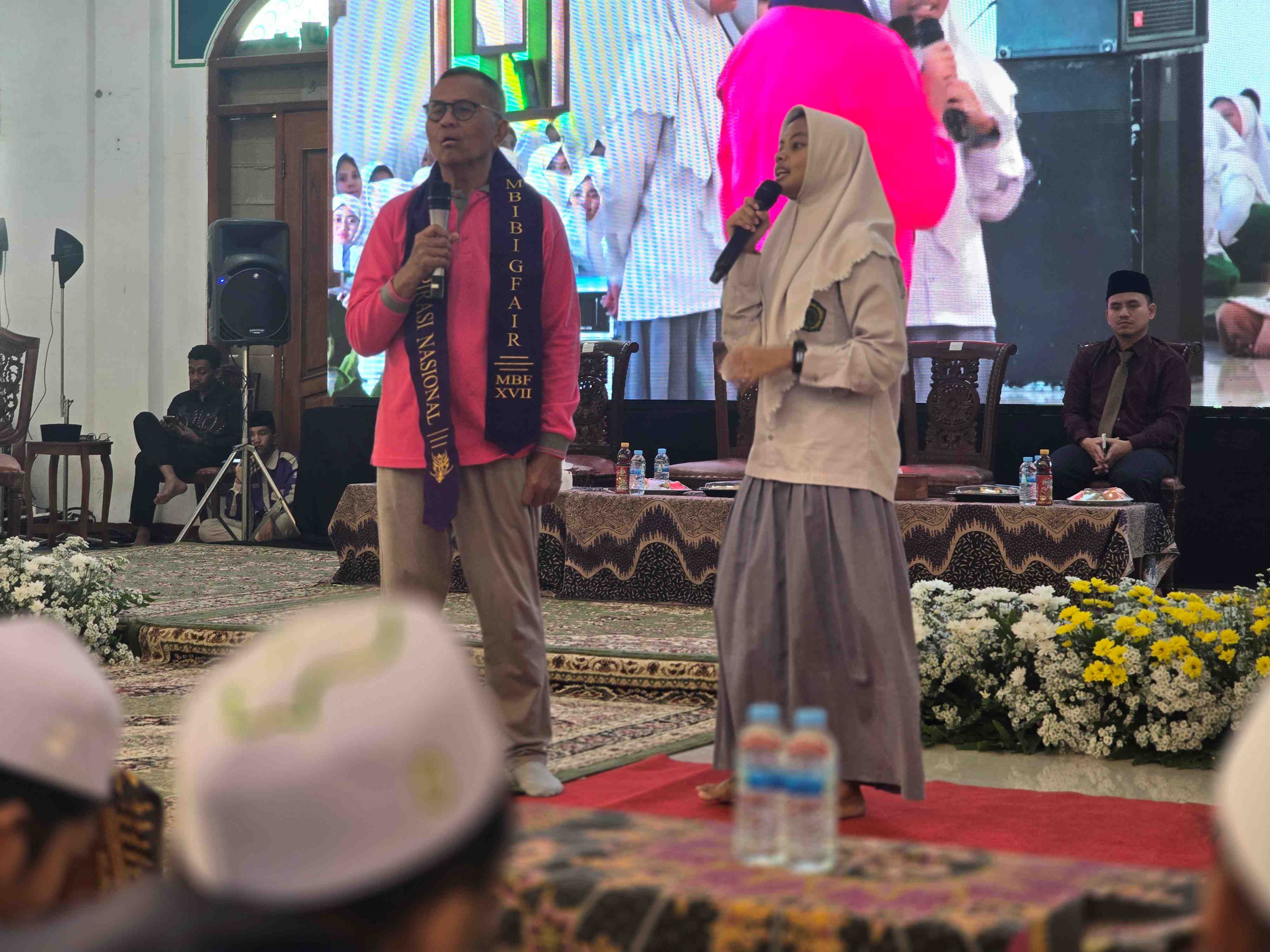 Dahlan Iskan dan Najwa, salah seorang santri Madrasah Bertaraf Internasional (MBI) Pondok Pesantrern Amanatul Ummah dalam acara Inspirasi Nasional  di Masjid Raya KH Abdul Chalim Pacet Mojokerto Jawa Timur, Selasa (12/5/2026). Foto: MMA/bangsaonline.com