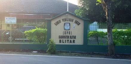 Pemkab Blitar meminjamkan salah satu assetnya karena kantor KPU di Kecamatan Garum ini tidak dilengkapi gudang logistik. (Try Susanto/BANGSAONLINE)