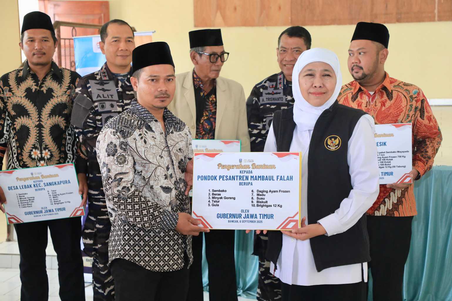 Serahkan Bantuan untuk Warga Bawean, Gubernur Jatim: Terima Kasih Respons Cepat KRI Surabaya 591