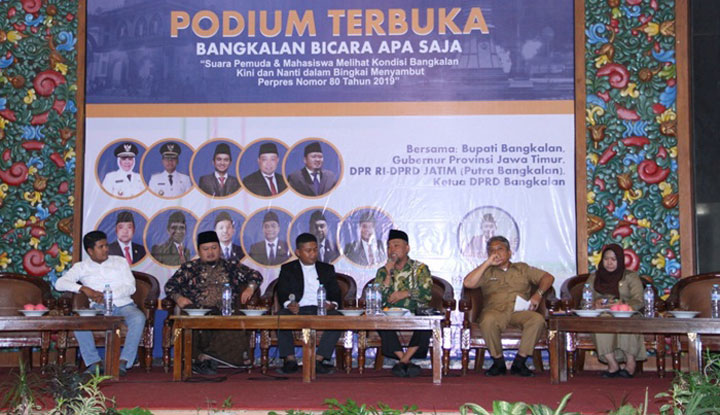 H. Syafiuddin, Anggota Komisi V DPR RI (tiga dari kanan) bersama KH. Hasani Zubair (dua dari kiri) dalam acara Podium Terbuka menyambut Perpres Nomor 80 Tahun 2019.
