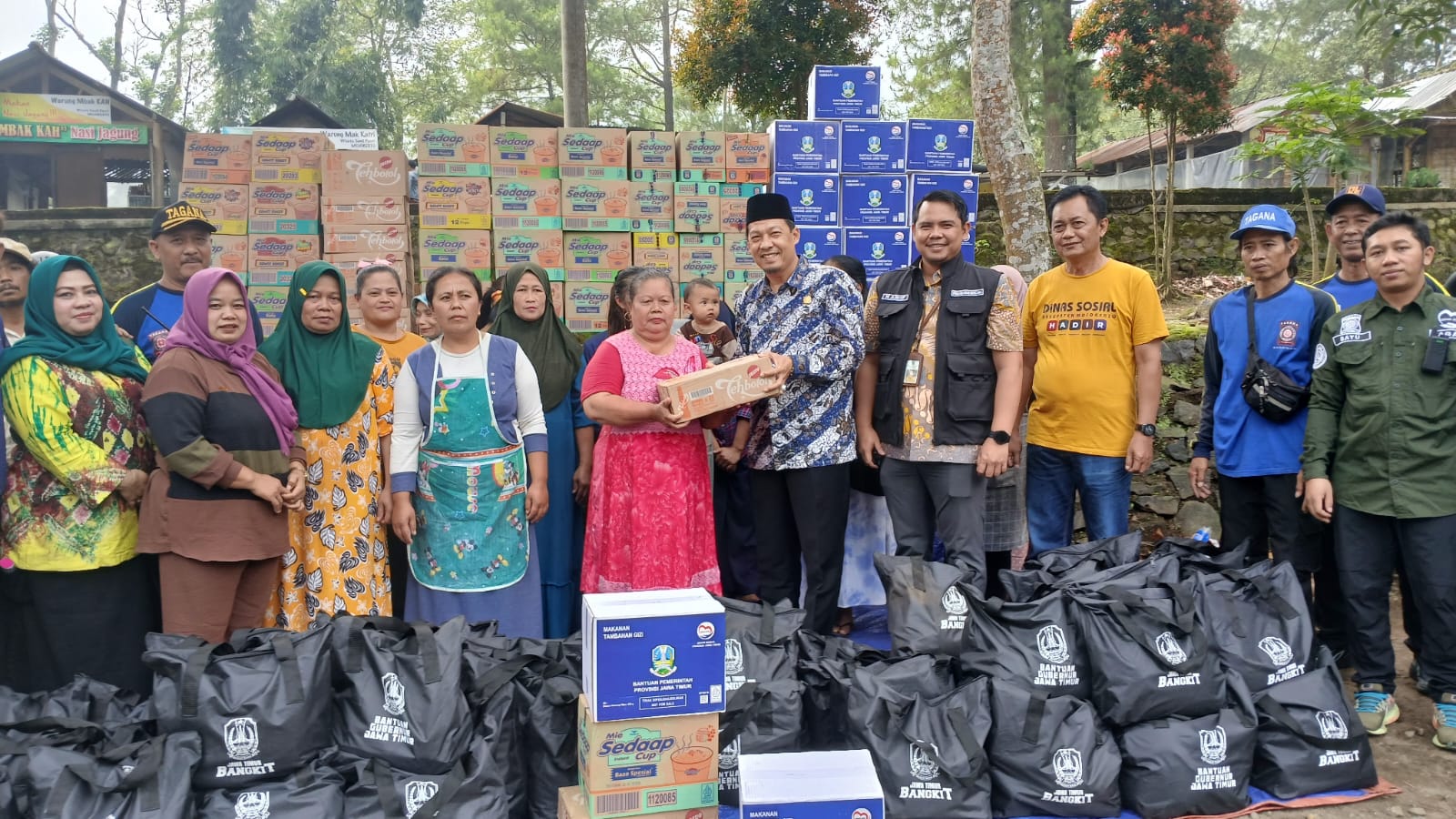 Anggota DPRD Jatim Komisi E, Suwandi Firdaus saat menyalurkan bantuan ke warga
