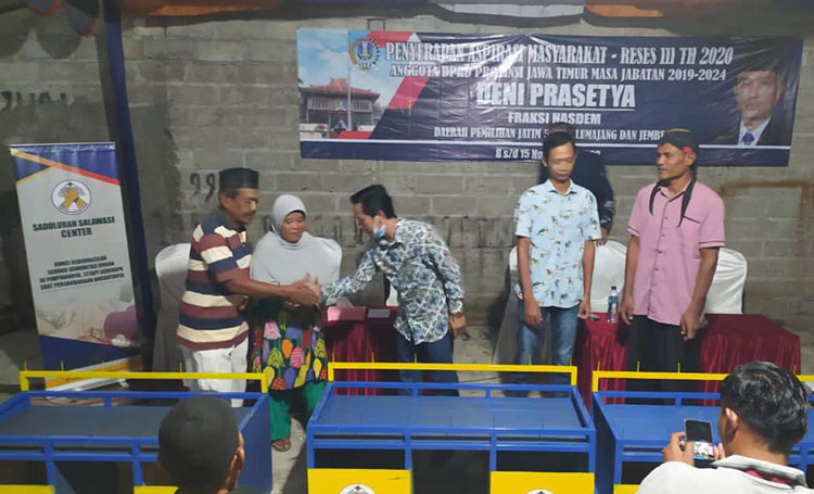 Deni Prasetya, Anggota Fraksi Nasdem DPRD Jatim mendistribusikan bantuan rombong atau gerobak dagang kepada pedagang yang membutuhkan. (foto: ist)