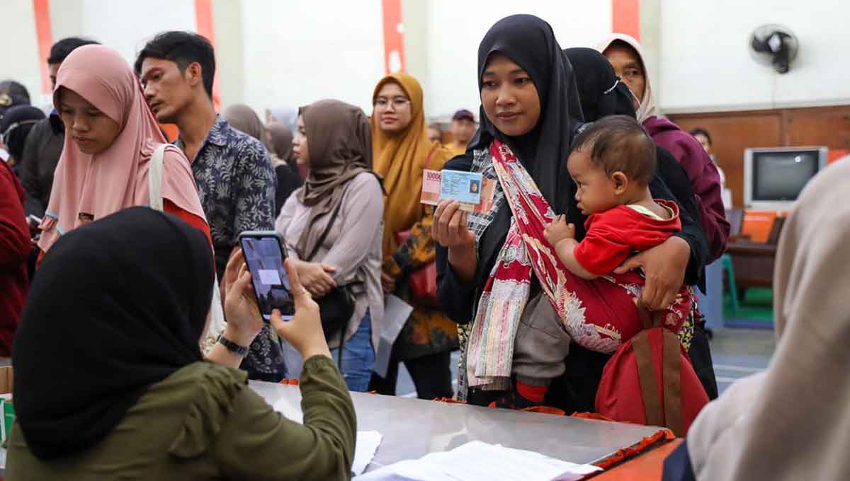 Petugas dari Dinsos Kota Kediri saat melayani KPM. Foto: Ist