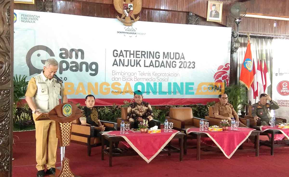 Pj Bupati Nganjuk, Sri Handoko Taruna, saat memberi arahan dalam Gampang atau akronim dari gathering pemuda anjuk ladang. Foto: BAMBANG DWI JULIANTO/BANGSAONLINE