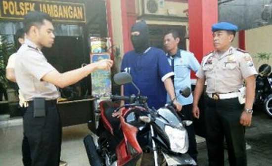 Tersangka curanmor bersama barang bukti. foto: ekoyono/ BANGSAONLINE