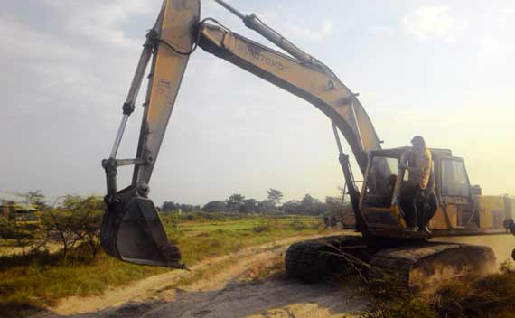 Petugas saat menggerebek lokasi penambang pasir ilegal di kawasan desa Oro Oro Ombo Kecamatan Kandangan Kabupaten Kediri. foto: dendi martoni/BANGSAONLINE