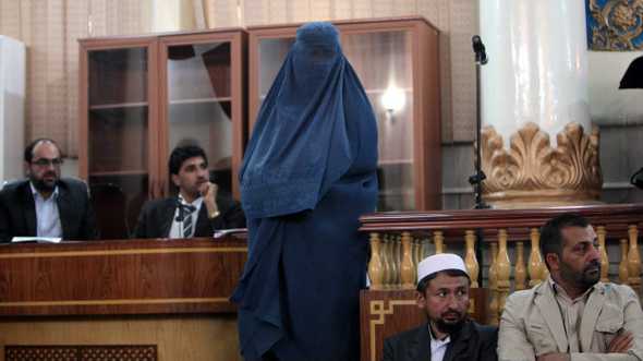 ?

Satu dari lima orang korban saat sidang pengadilan perkosaan bergerombol itu. Foto: repro bbc