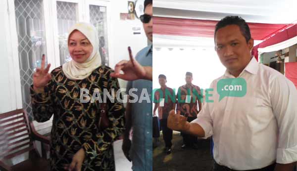 Calon bupati Haryanti usai mencoblos bersama suaminya Sutrisno. Sementara Ari Purnomo Adi usai mencoblos di TPS 11 Desa Tawang Kecamatan Wates. foto: arif kurniawan/ BANGSAONLINE