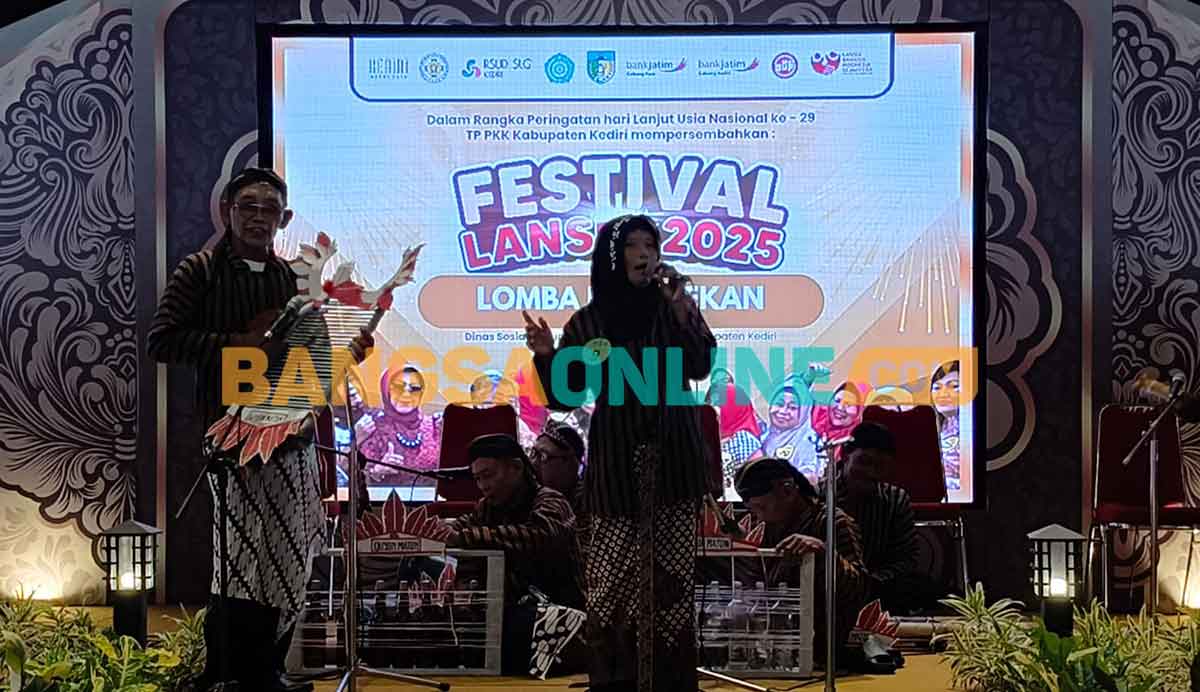 Salah satu grup lansia saat mengikuti lomba klothekan. Foto: MUJI HARJITA/BANGSAONLINE