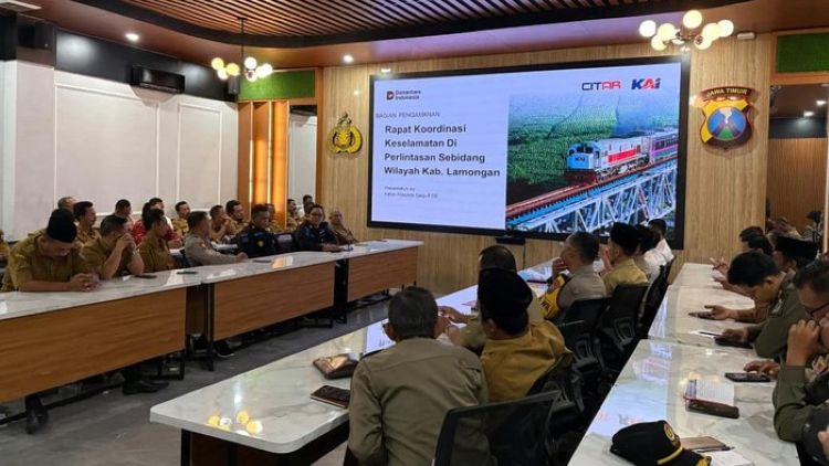 Satlantas Polres Lamongan menggelar kegiatan Pelatihan Penjaga Perlintasan Kereta Api yang diikuti para relawan PJL