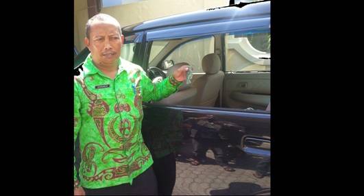 Gunawan staf sekretariatan DPRD Kabupaten Kediri Gunawan saat memberikan keterangan. (arif kurniawan/BangsaOnline)