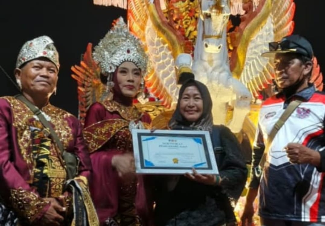 Perwakilan dari Marwah Group saat menerima sertifikat dari panitia Sekoto Karnaval 2025). (Ist). 
