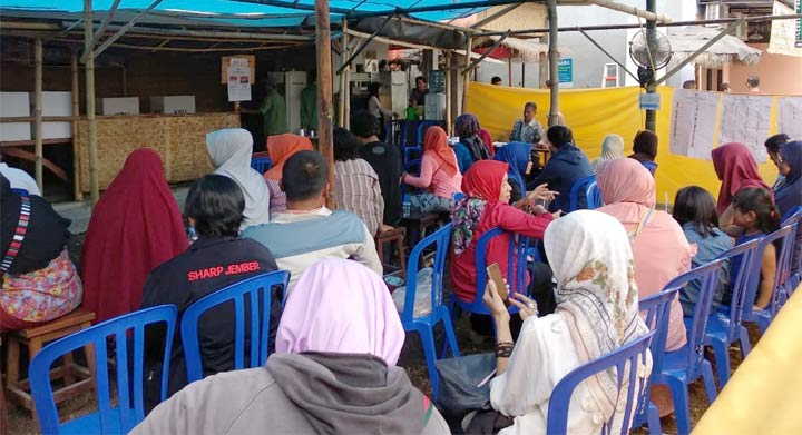 Pemilih yang mengantre di TPS 62 Jalan Nias 3 Lingkungan Tegal Boto Kidul, Kelurahan Tegal Boto, Kecamatan Sumbersari, Kabupaten Jember. Mereka terpaksa menunggu karena KPPS kehabisan surat suara.